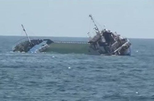 Момент погружения иранского судна в Каспий - ВИДЕО