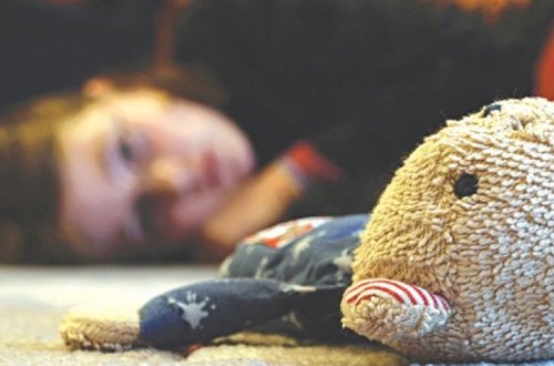 В Баку разыскивается мужчина, избивший 5-летнюю девочку