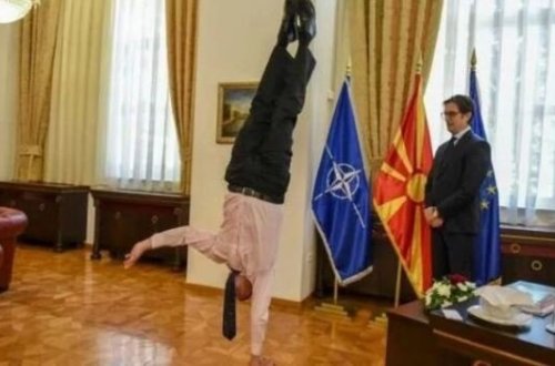 Посол Израиля неожиданно исполнил стойку на одной руке