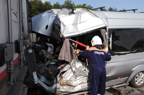 Rusiyadan Azərbaycana gələn avtobus qəzaya uğradı: ölənlər var - VİDEO