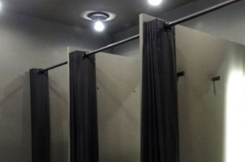 Paltar mağazasında soyunan qızın ÇILPAQ BƏDƏNİNİ gizli kameraya çəkdi - FOTO