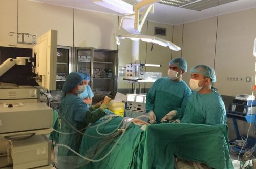 Azərbaycanda şok: Körpə uşaq bağırsaqları çöldə doğuldu - 18+ FOTO