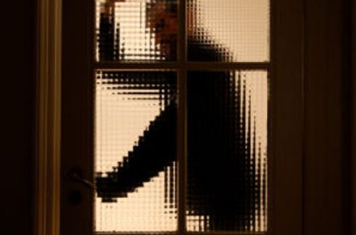 Представившись сотрудником газовой конторы, неизвестный ворвался в квартиру