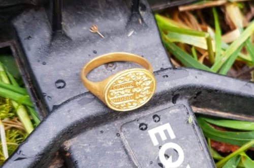 Женщина с металлоискателем нашла второй драгоценный клад