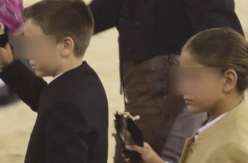 В Испании детей заставили издеваться над быками