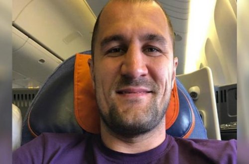 Российского боксера сняли с рейса в США за приставания к женщине