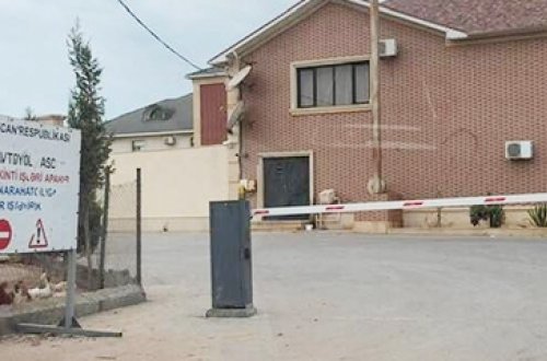 Məmur evinin qabağına şlaqbaum qoydurub yolu kəsdi – Foto