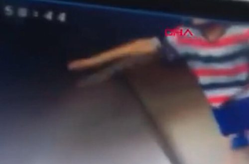 Liftdə qorxulu anlar - Uşaq boynundakı iplə havada asılı qaldı - VİDEO