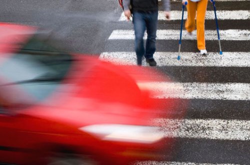 Sərxoş ağsaqqal maşının altına düşdü