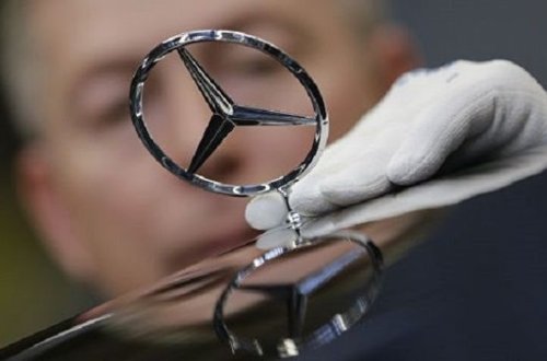 Moskvanın mərkəzində “Mercedes” batdı, sürücüsü üzüb çıxdı – VİDEO