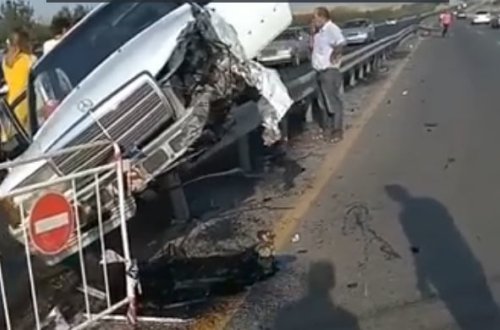 “Mersedes” dəmir arakəsməyə çırpıldı - VİDEO