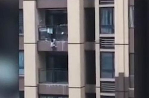 Соседи чудом спасли падающего с 5-го этажа малыша – ВИДЕО