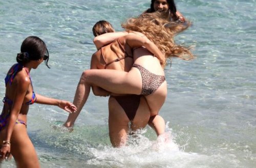 Bacılar çimərlikdə belə güləşdilər - FOTOLAR