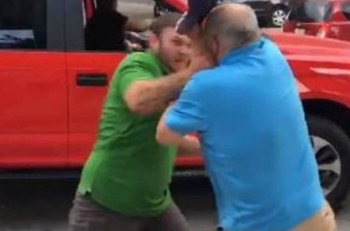 Trampın tərəfdarını əzişdirdilər - VİDEO