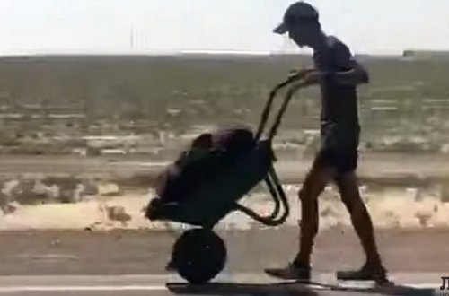 Пеший японец с тележкой направляется в Баку – ФОТО/ВИДЕО