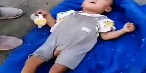 İflic olduğuna görə 1 yaşlı körpəni valideynləri küçəyə atdılar - FOTOLAR