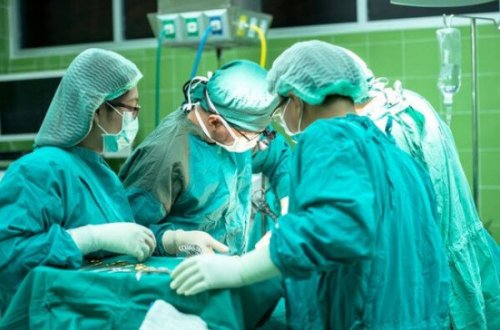 Azərbaycanda həkim səhlənkarlığı: Tamponu qadının qarında qoyub, tikdi