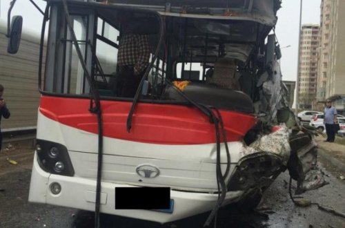 Страшная авария с участием автобуса в Баку, есть погибший и пострадавшие