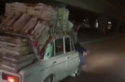 Bakıda gənc oğlan kapotun üzərində oturdu - Təhlükəli anlar