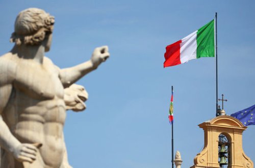 İtaliyada üzərində Hitlerin şəkli olan hədiyyələr satışa çıxarılıb - FOTO