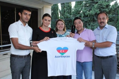 Qənirə Paşayeva qırğız yazarları ilə görüşüb