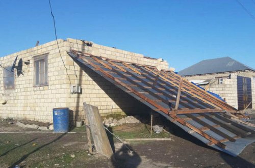 Еще одна жертва ветра: в Бина ворота упали на своего хозяина