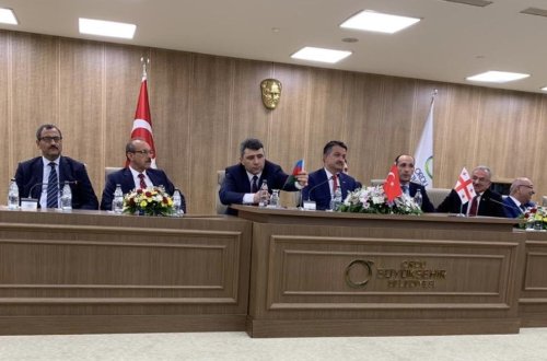 İnam Kərimovdan möhtəşəm hərəkət - Tərsinə asılmış bayrağımızı belə düzəltdi - VİDEO