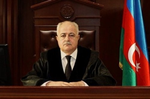 Azərbaycanda hakim tələbə yoldaşının işinə baxmaqdan imtina etdi