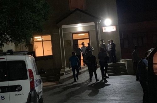 В Баку мужчина сбил бывшую жену, затем ранил ножом ее и ее мать