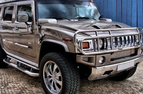 В Азербайджане водитель поджег себя и свой «Hummer»