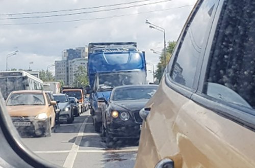 Araz Ağalarovun qızı “Bentley” avtomobili ilə qəzaya düşüb