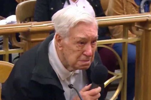 96 yaşında məhkəməyə çıxarıldı - Dünya bu görüntülərdən danışır - VİDEO