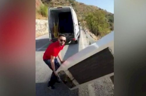 Dərəyə atdığı soyuducunu belində daşıtdırdılar - Video