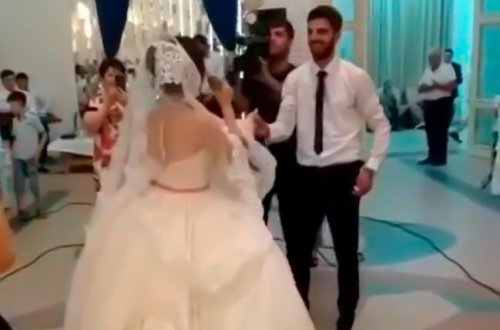 Azərbaycanda toyda maraqlı görüntülər - Gəlin mikrofon götürüb oxudu + VİDEO