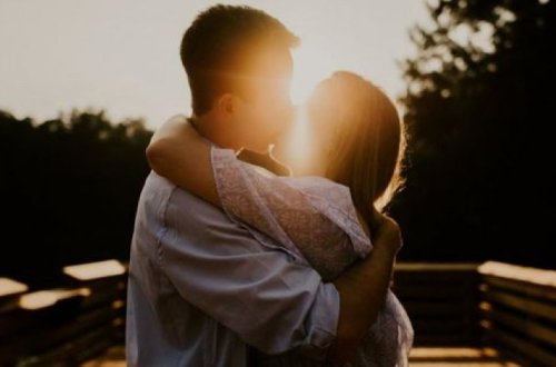 Поцелуй на мосту погубил влюбленных - ВИДЕО