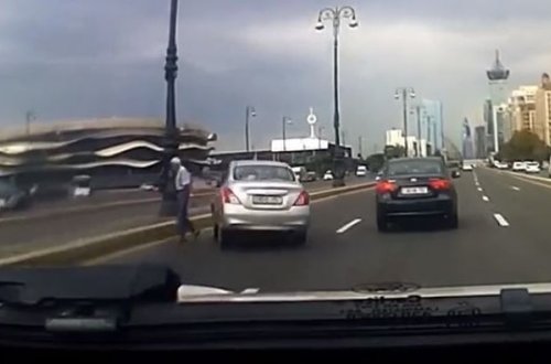 Yolu asta-asta keçən qocanı vurmamaq üçün qəza törətdi - VİDEO