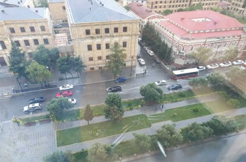 Güclü yağış Bakı yollarında problemlər yaradıb