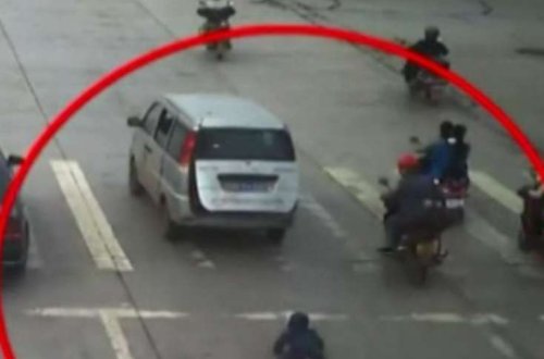 Maşın onlarla adamın üstündən keçdi: Dəhşətli görüntü - VİDEO