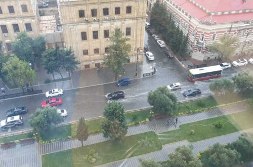 Сильный дождь создал проблемы на дорогах Баку