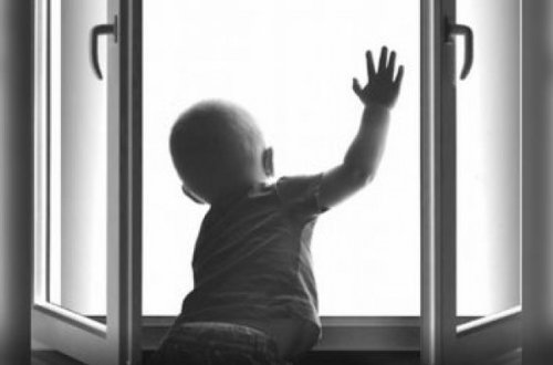 Bakıda 4 yaşlı uşaq eyvandan yıxıldı