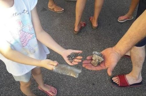 Roma üzərindən uçan “Boeing”in mühərriki partladı, qırıqları şəhərə səpələndi – VİDEO