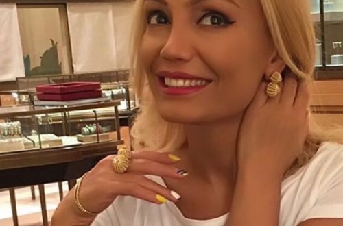 Nura illər öncə çəkilən yarıçılpaq FOTOsunu paylaşdı - Əxlaqsızın böyüyüdür