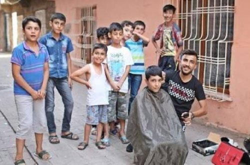 Gənc bərbər küçələri gəzib kasıb uşaqların saçını pulsuz kəsdi: 