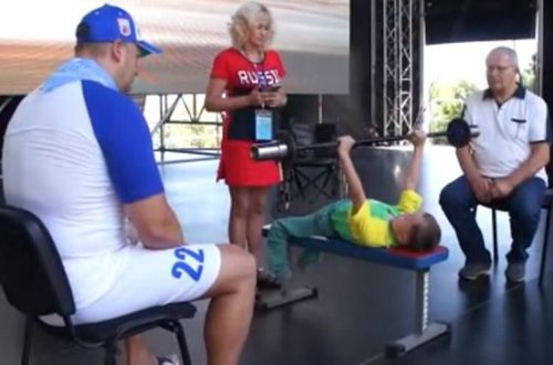 Восьмилетний мальчик установил мировой рекорд по поднятию штанги - ВИДЕО