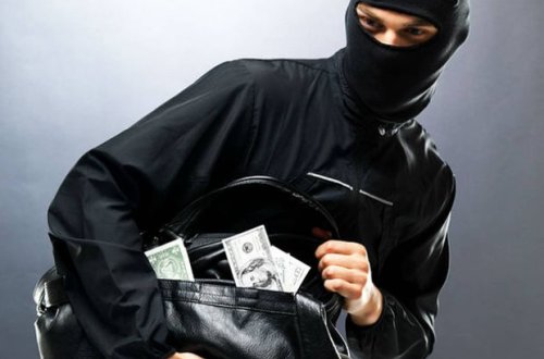 Dayısı oğlunun evini arvadını öldürməklə hədələyib soydu