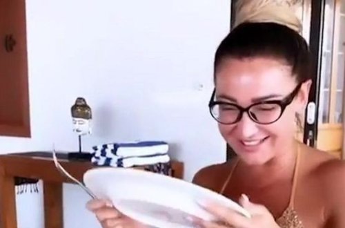 Ольга Бузова продемонстрировала умение облизывать тарелки - ВИДЕО