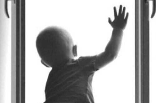 Четырехлетний ребенок упал со второго этажа