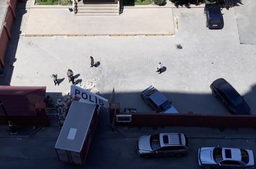 В Баку грузовик врезался в ворота полицейского участка