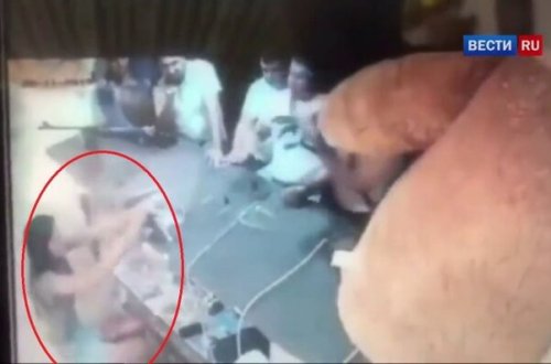 Əyləncə mərkəzində baş vermiş biabırçı hadisə kameraya düşdü+VİDEO