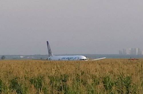 Пассажирский самолет совершил жесткую посадку